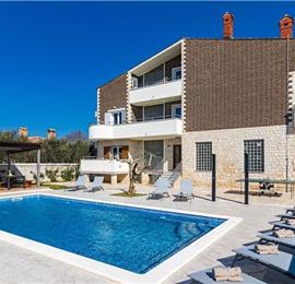 6 bedroom villa with pool near Pula, sleeps 12